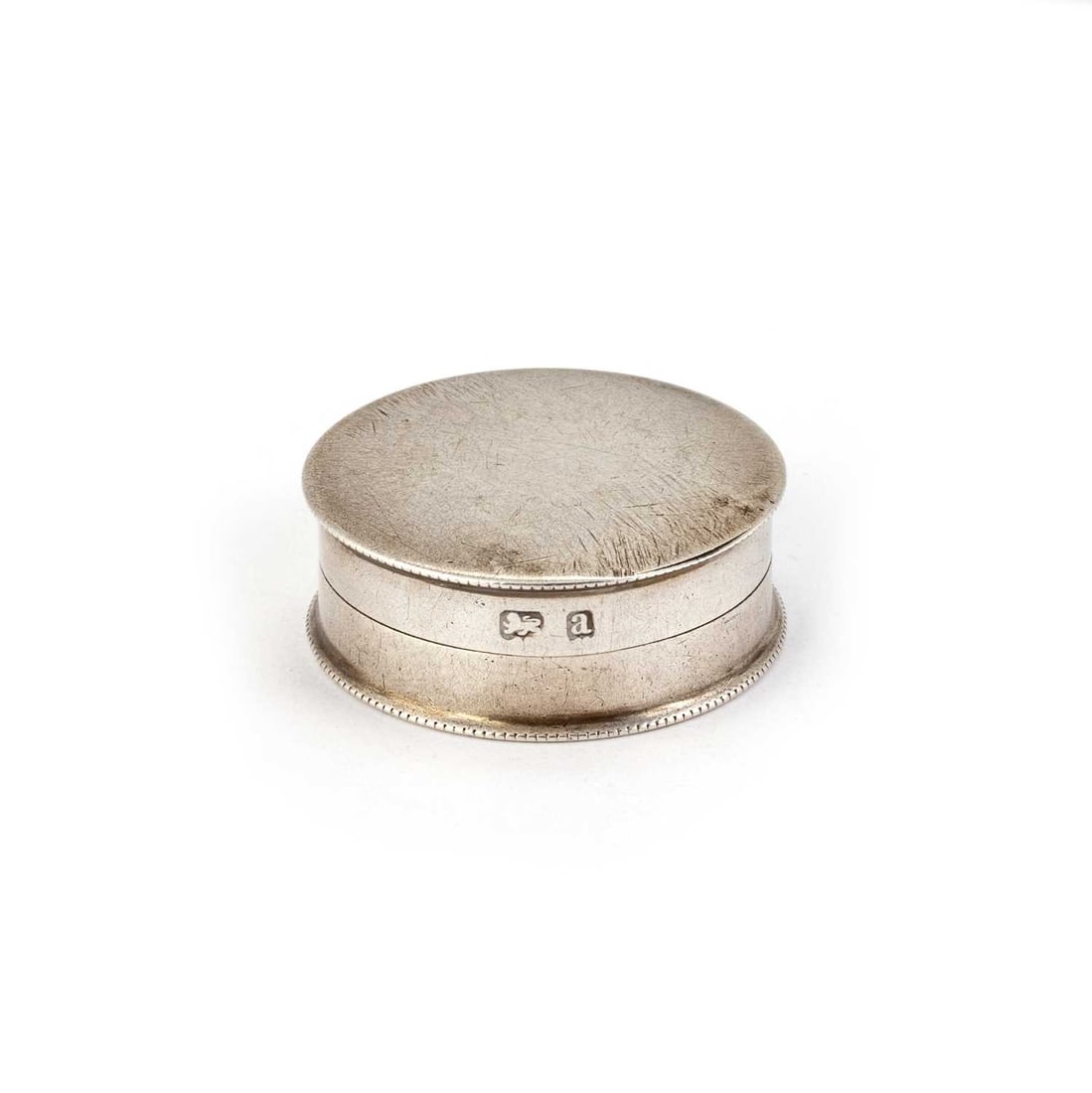 AN ELIZABETH II SILVER PILL BOX: AN ELIZABETH II SILVER PILL BOX by Hukin & Heath (John Thomas Heath & John Hartshorne Middleton), Birmingham 1900, plain circular form. 3.5cm diameter
