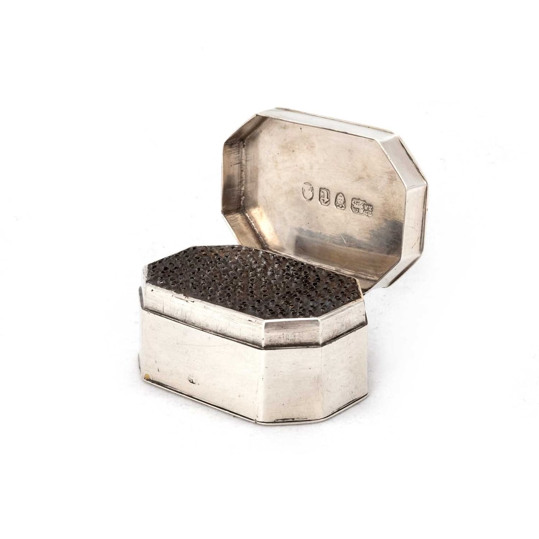 A GEORGE III SILVER NUTMEG GRATER (1 of 4)