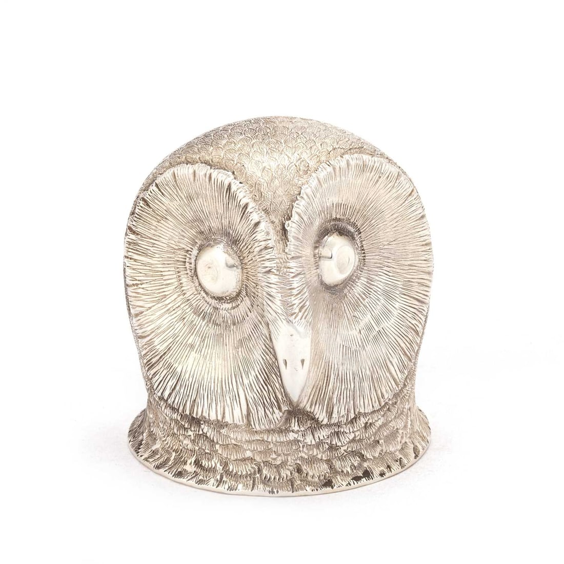 AN EDWARDIAN SILVER STIRRUP CUP: AN EDWARDIAN SILVER STIRRUP CUP by Stokes & Ireland Ltd (William Henry Stokes & Arthur George Ireland), Chester 1910, modelled in the form of a Barn Owls head, realistically chased with feathe