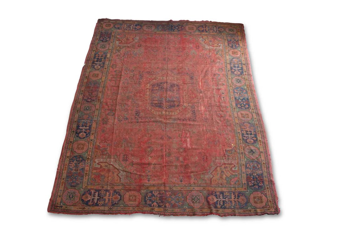 AN ANTIQUE USHAK CARPET (1 of 3)