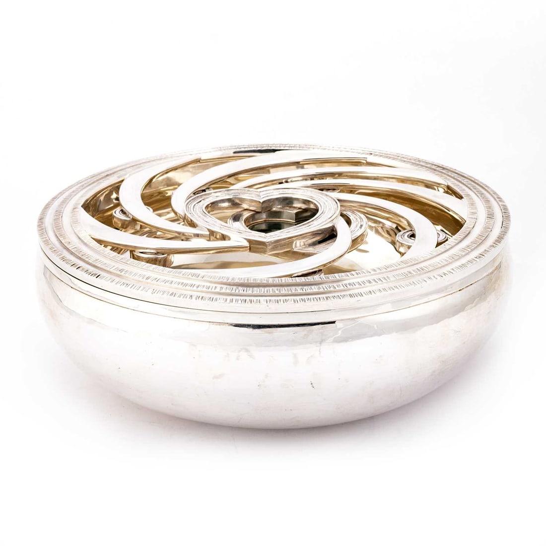 GERALD BENNEY: AN ELIZABETH II SILVER AND ENAMEL ROSE BOWL: GERALD BENNEY: AN ELIZABETH II SILVER AND ENAMEL ROSE BOWL London 1971, the circular spot-hammered bowl fitted with a cover of textured and plain polished spirals, centred by two overlapping hearts, o