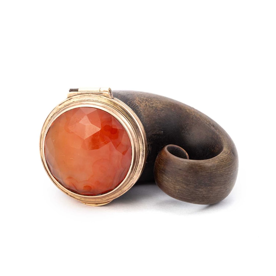 A GOLD-MOUNTED HORN SNUFF MULL (1 of 2)