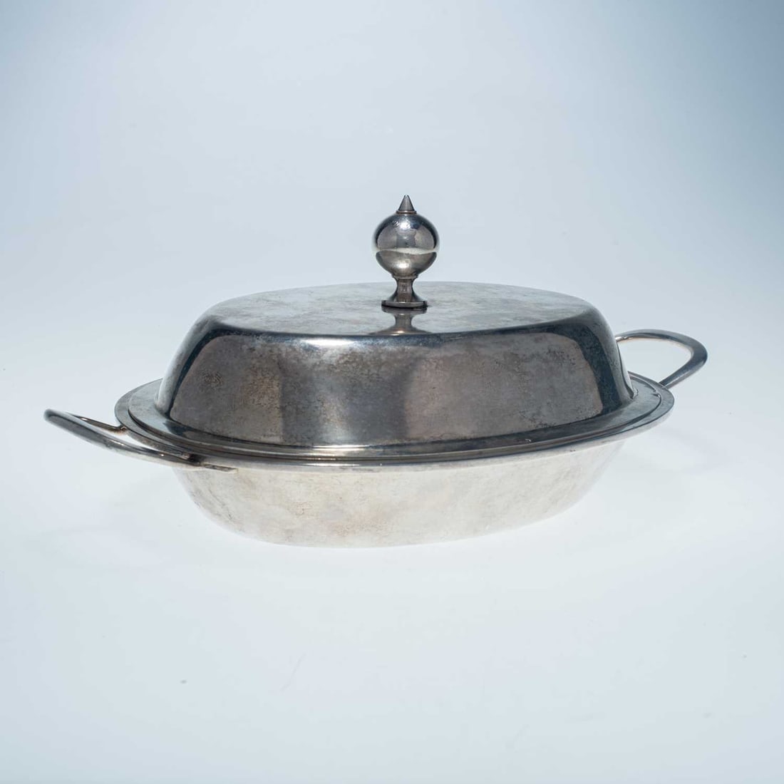 AN AMERICAN SILVER ENTRÉE DISH AND COVER: AN AMERICAN SILVER ENTRÉE DISH AND COVER by Robert Wilson, New York or Philadelphia, early 19th century, of plain oval form, with two plain loop handles, the lift-off cover with a spherical finial, e