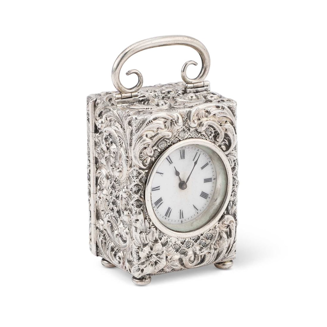 A SMALL EDWARDIAN SILVER TRAVELLING CLOCK (1 of 3)