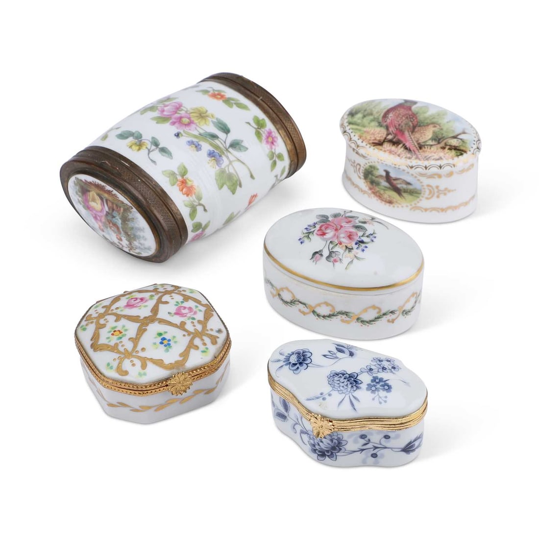 A CONTINENTAL GILT-METAL MOUNTED PORCELAIN BARREL-SHAPED SNUFF BOX: A CONTINENTAL GILT-METAL MOUNTED PORCELAIN BARREL-SHAPED SNUFF BOX together with pill boxes including Limoges. (5) First 9cm long