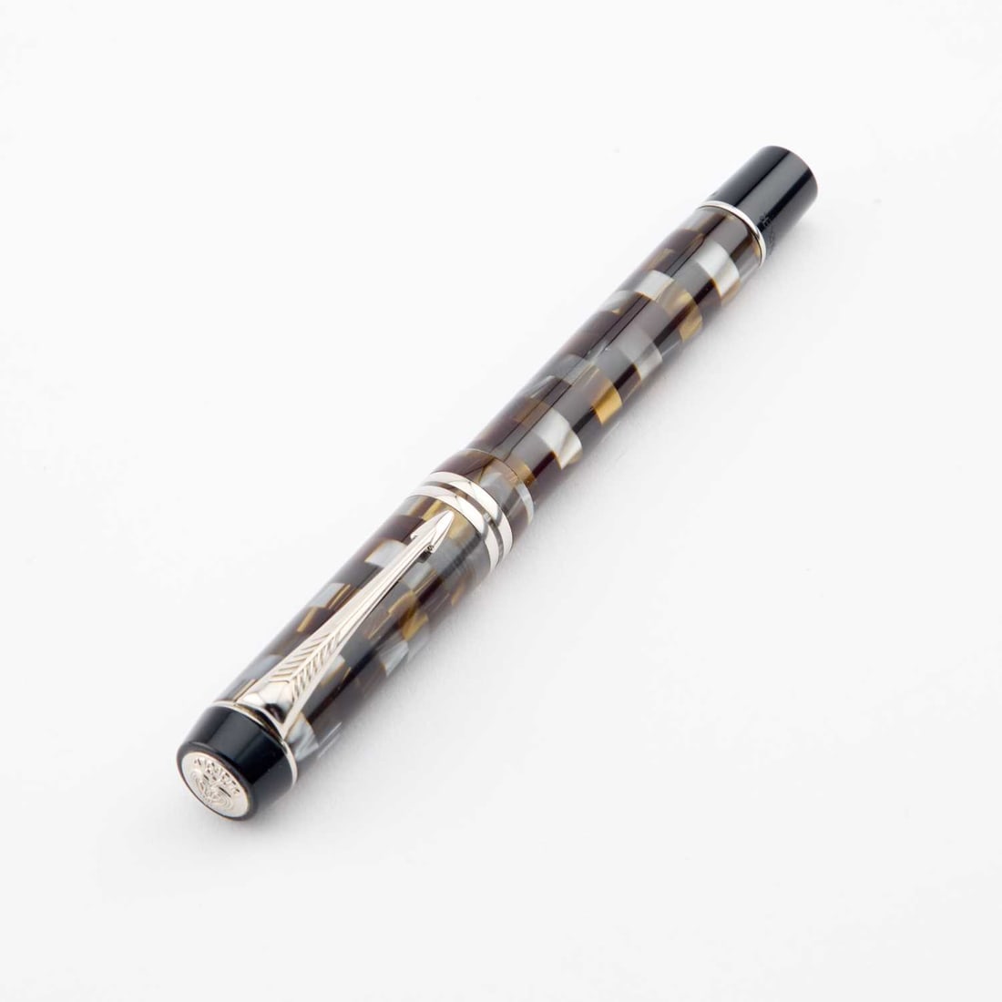 A PARKER DUOFOLD DAMIER OLIVE CENTENNIAL FOUNTAIN PEN (1 of 7)