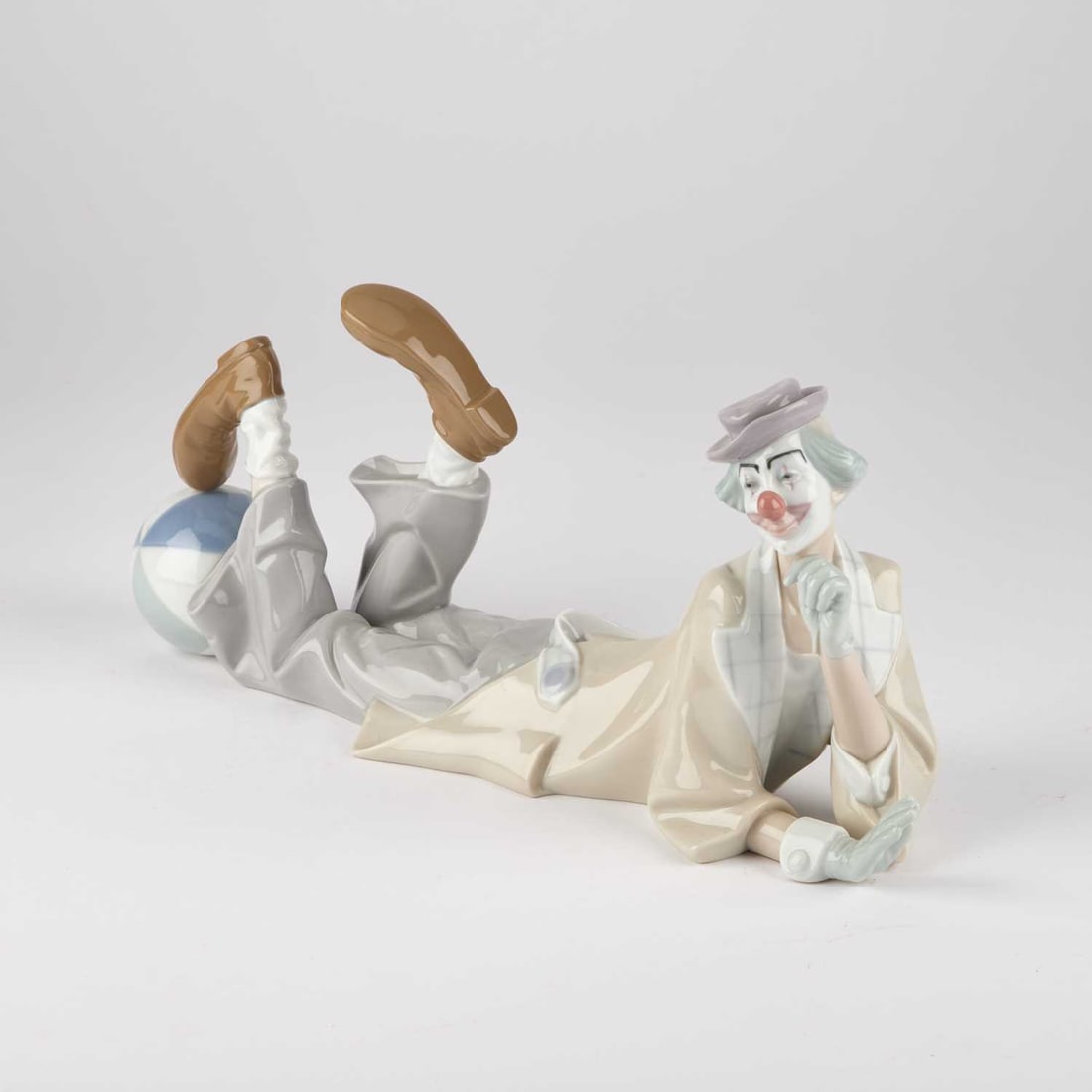 A LARGE LLADRO FIGURE OF A CLOWN: A LARGE LLADRO FIGURE OF A CLOWN 38.5cm long