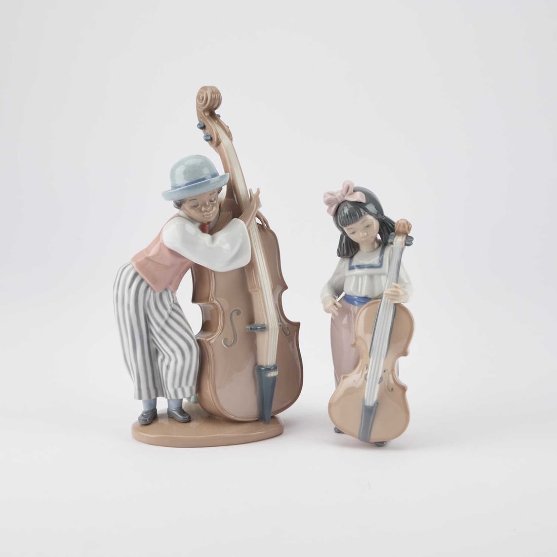 A LLADRO FIGURE OF A MUSICIAN AND A NAO FIGURE OF A MUSICIAN (1 of 1)