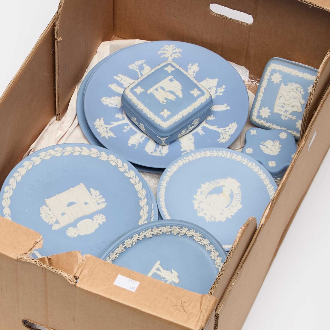 A GROUP OF WEDGEWOOD BLUE JASPERWARE PLATES AND BOXES (1 of 1)