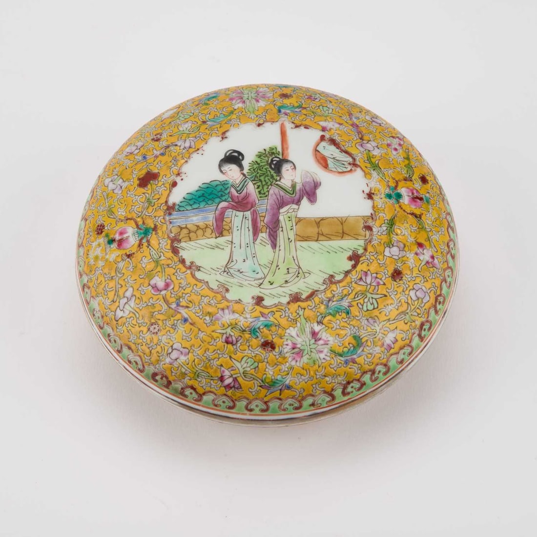 A CHINESE FAMILLE ROSE BOX AND COVER: A CHINESE FAMILLE ROSE BOX AND COVER 13.5cm diameter