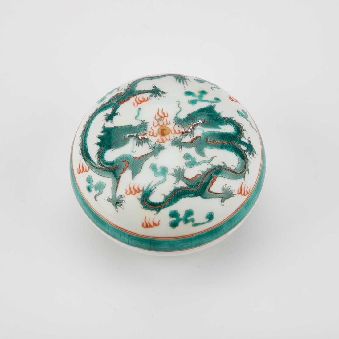 A CHINESE FAMILLE VERTE DRAGON BOX AND COVER: A CHINESE FAMILLE VERTE DRAGON BOX AND COVER 10cm diameter