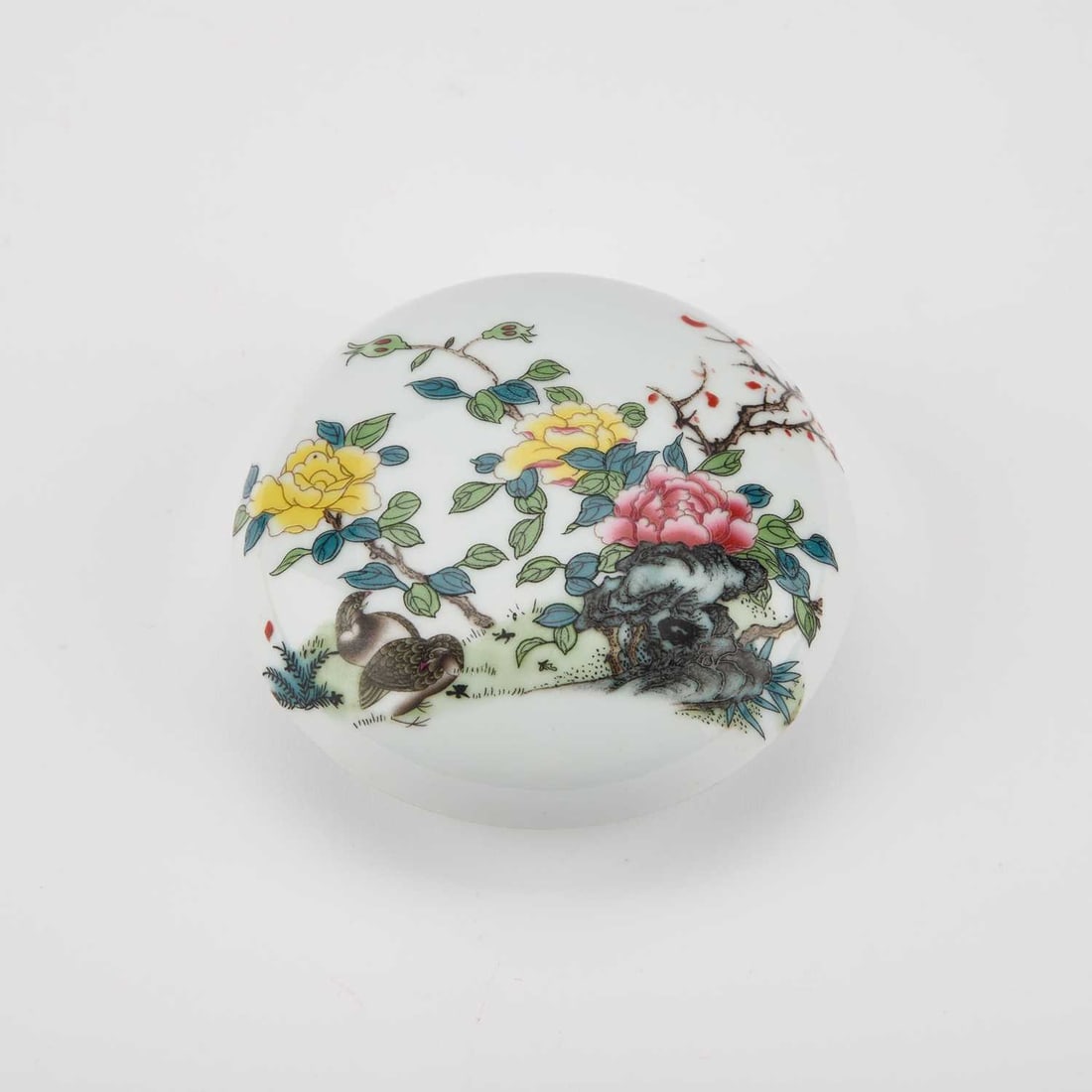 A CHINESE FAMILLE ROSE BOX AND COVER: A CHINESE FAMILLE ROSE BOX AND COVER 10.5cm diameter