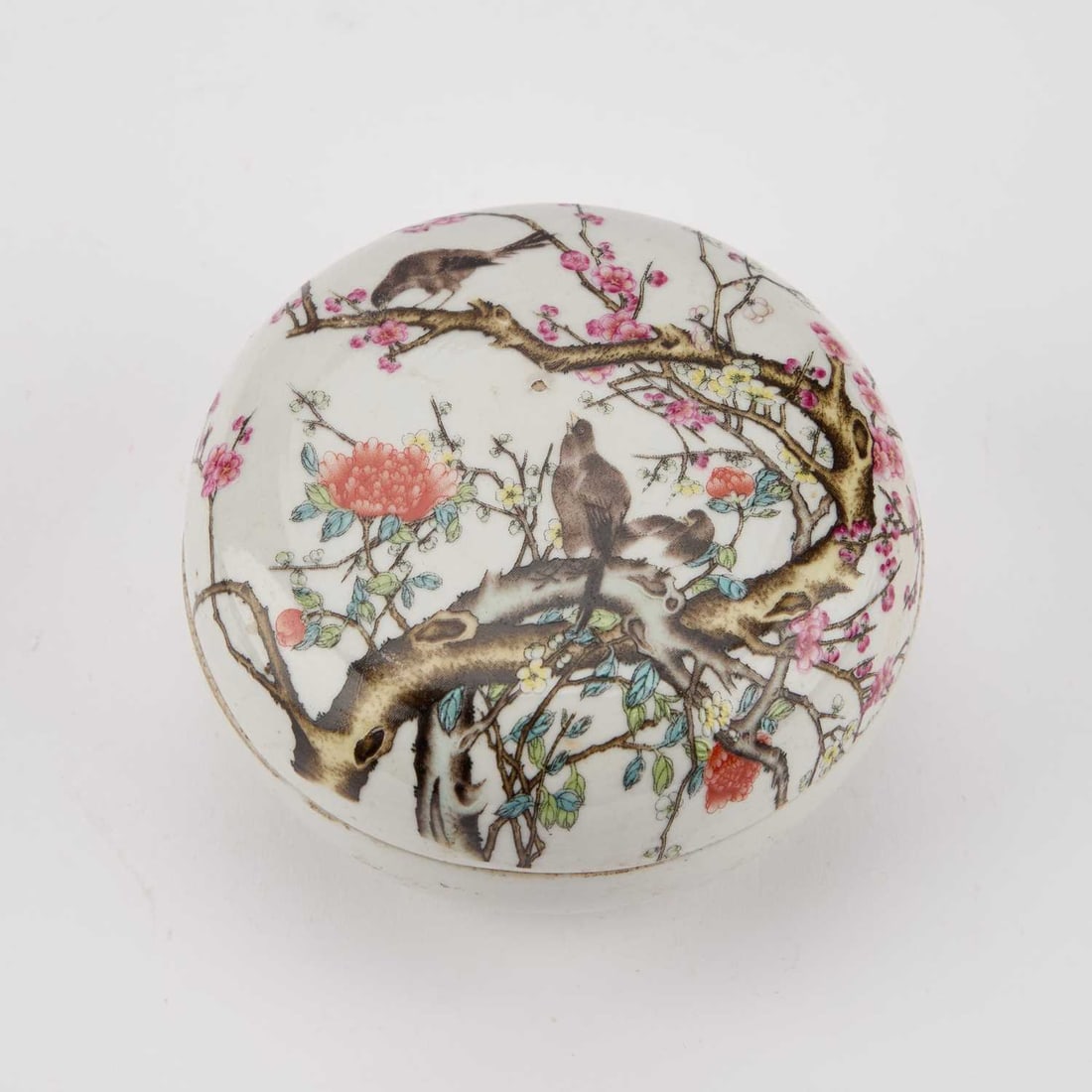 A CHINESE FAMILLE ROSE BOX AND COVER: A CHINESE FAMILLE ROSE BOX AND COVER 8.5cm diameter