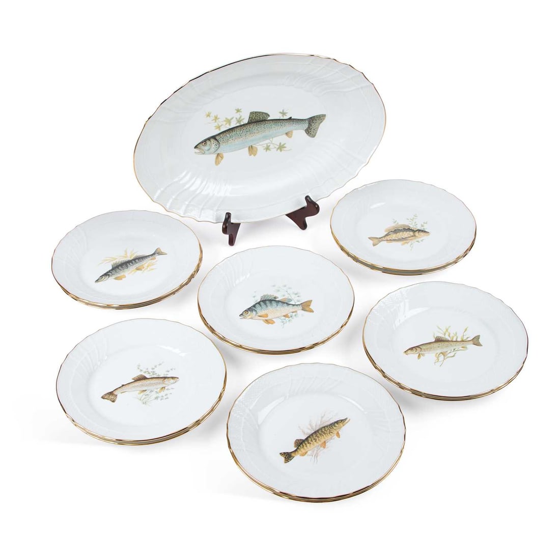 A RICHARD GINORI DINNER SERVICE: A RICHARD GINORI DINNER SERVICE comprising an oval platter and twelve plates, each decorated with a fish, green printed factory marks. (13) Oval platter 42.5cm long, plates 24.5cm diameter