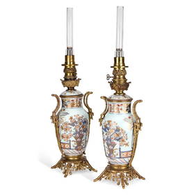 A PAIR OF IMARI PORCELAIN AND ORMOLU-MOUNTED TABLE OIL LAMPS (1 of 1)