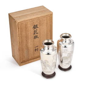 A FINE PAIR OF JAPANESE SILVER VASES (1 of 9)