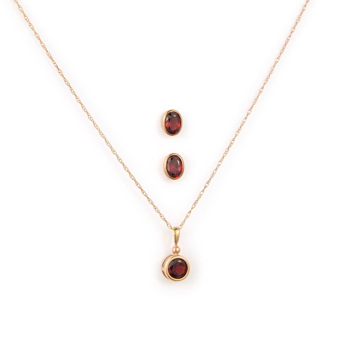 A GARNET PENDANT ON CHAIN AND A PAIR OF MATCHED GARNET STUD EARRINGS (1 of 1)