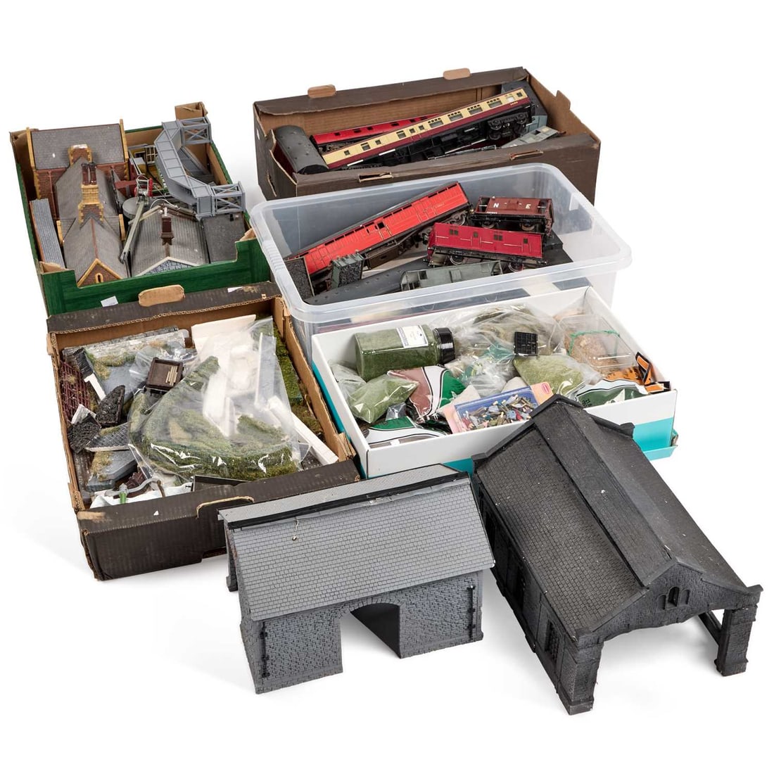 A LARGE COLLECTION OF MODEL RAILWAY ROLLING STOCK, BUILDINGS AND ACCESSORIES (1 of 1)