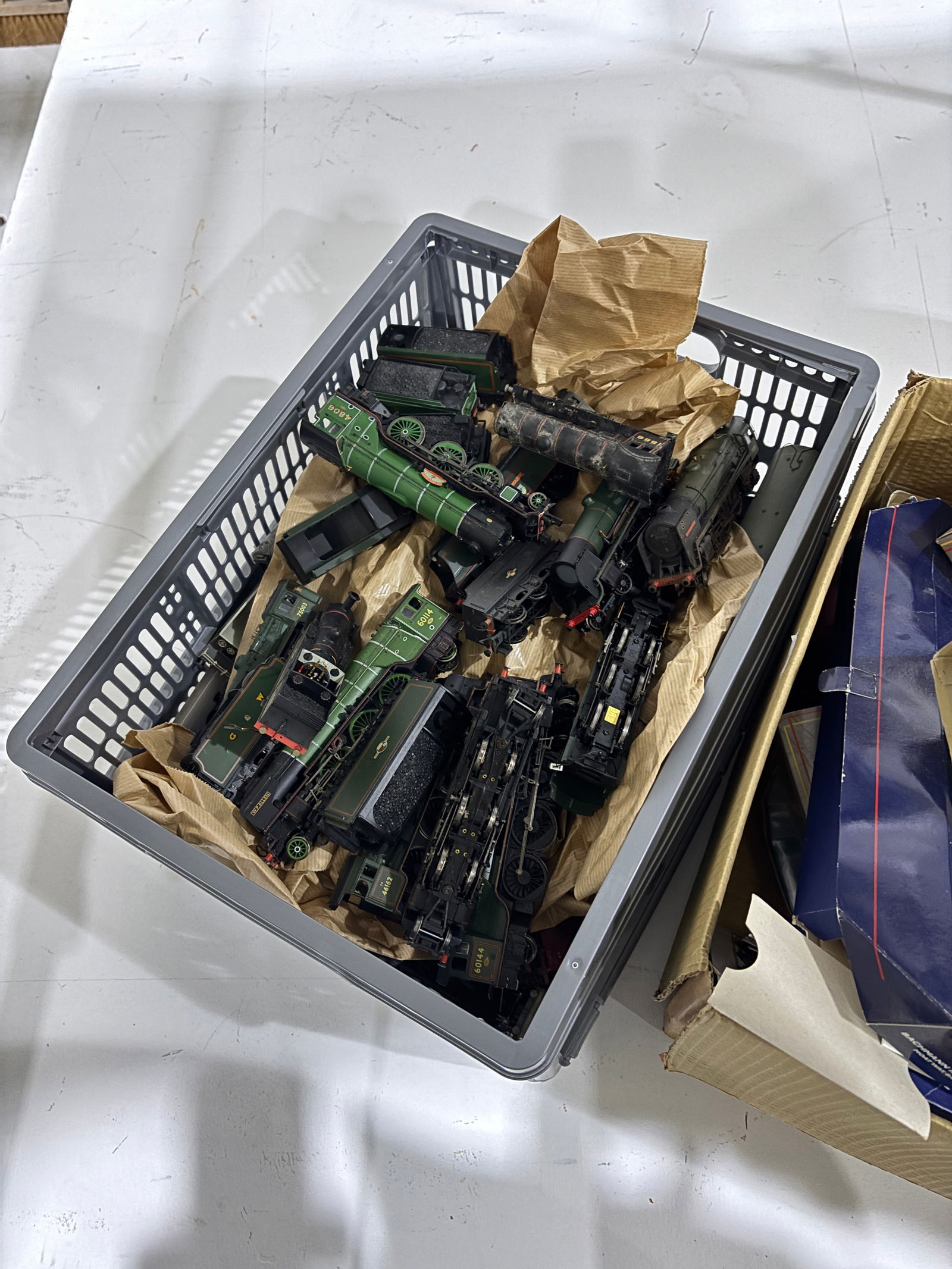 A LARGE COLLECTION OF '00' GAUGE MODEL LOCOMOTIVES AND TENDERS (1 of 2)