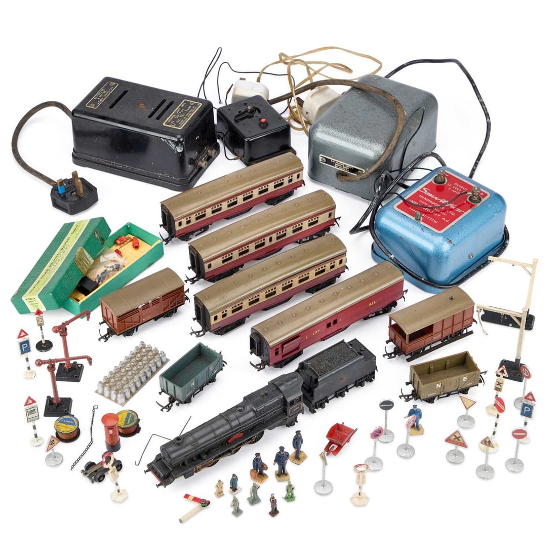 A COLLECTION OF VINTAGE ‘O’ GAUGE MODEL RAILWAY ITEMS: A COLLECTION OF VINTAGE ‘O’ GAUGE MODEL RAILWAY ITEMS including a Hornby locomotive No. 46201 ‘Princess Elizabeth’ with tender, four LMS corridor coaches in maroon and cream livery, a selectio