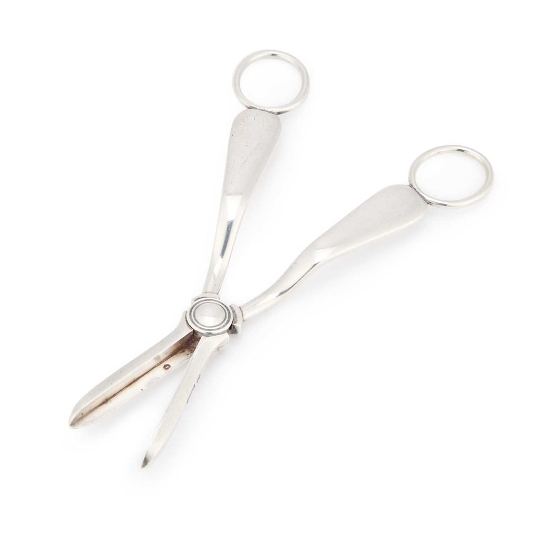 A PAIR OF GEORGE V SILVER GRAPE SCISSORS (1 of 2)