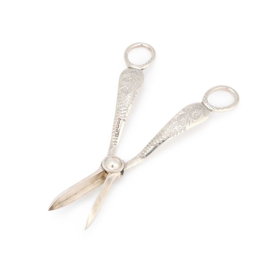 A PAIR OF VICTORIAN SILVER GRAPE SCISSORS (1 of 2)