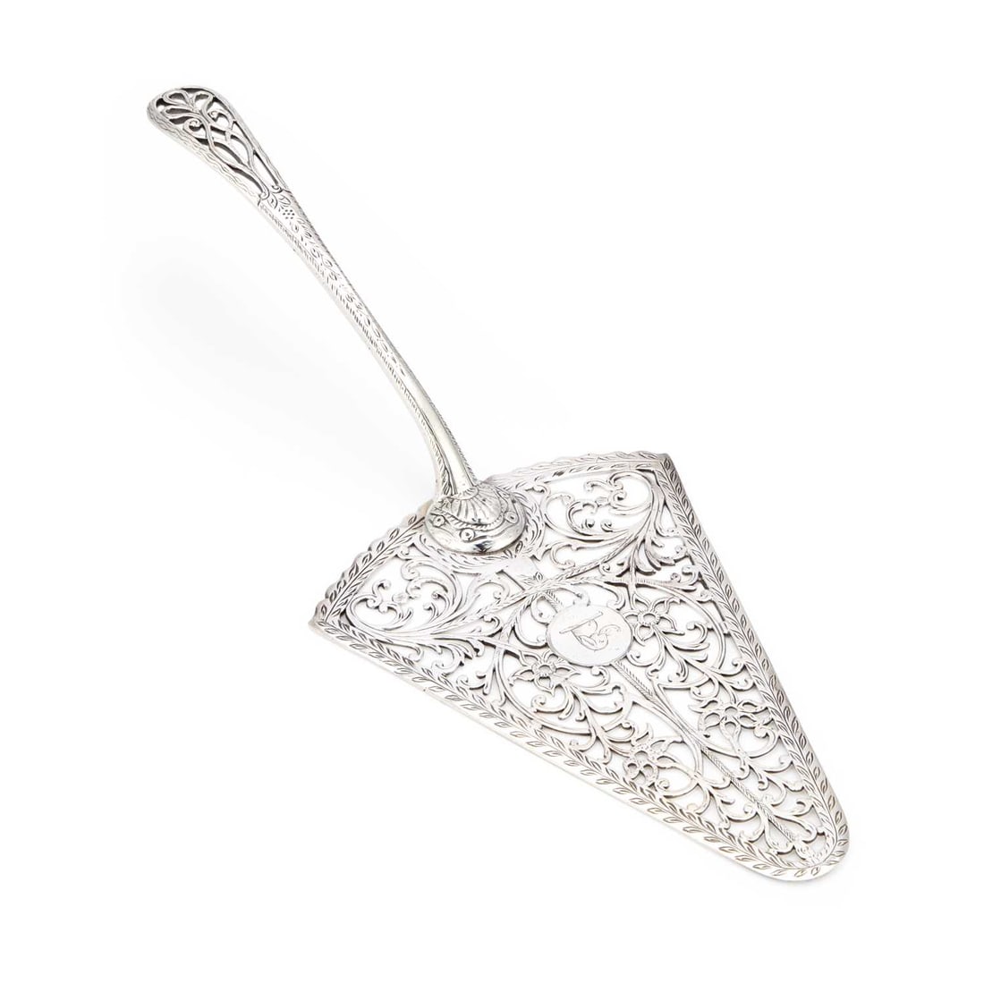 A LARGE GEORGE III SILVER PUDDING SLICE (1 of 1)