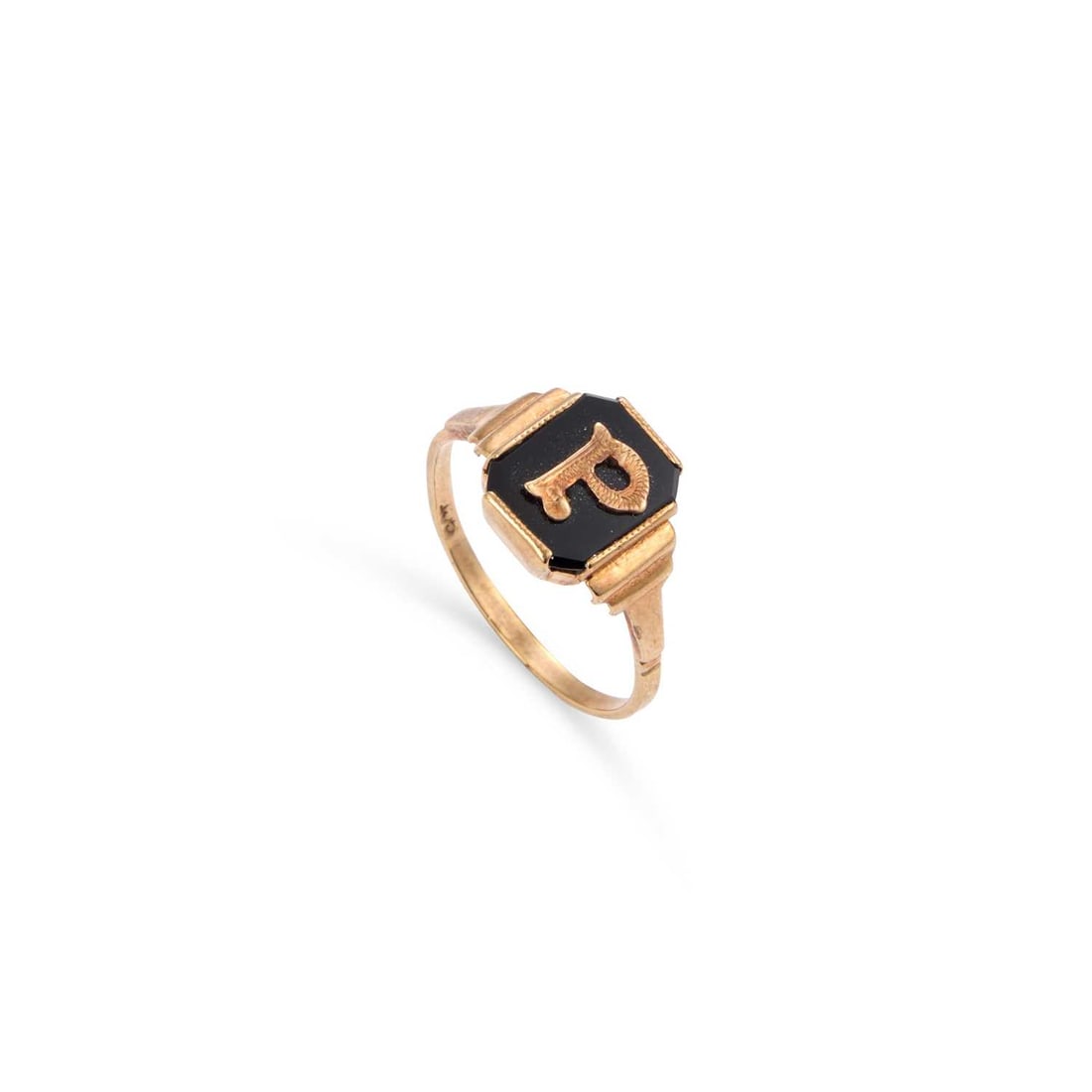 AN ONYX 'P' INITIAL SIGNET RING: AN ONYX 'P' INITIAL SIGNET RING an octagonal onyx plaque with an applied initial 'P', to stepped shoulders, stamped '9CT'. Ring size N, 1.9 grams Good condition