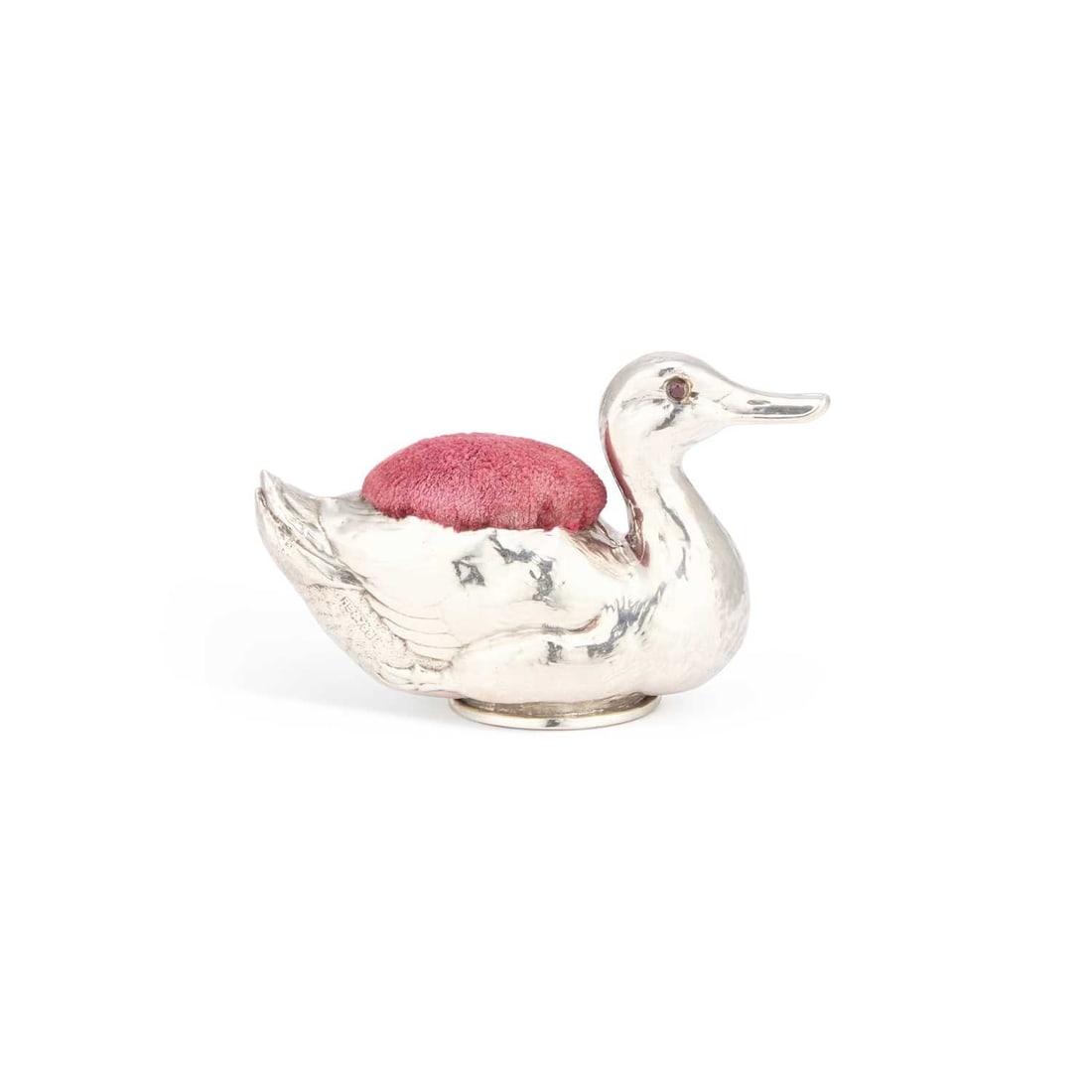 A LARGE EDWARDIAN SILVER NOVELTY PINCUSHION: A LARGE EDWARDIAN SILVER NOVELTY PINCUSHION by Crisford & Norris Ltd, Birmingham 1909, modelled as a duck, filled. 10cm long