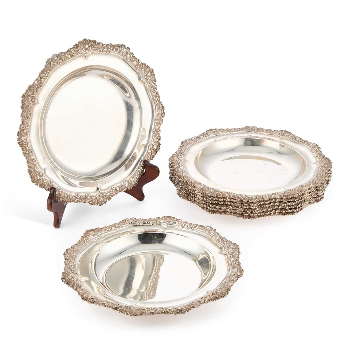 A FINE SET OF EIGHT VICTORIAN SILVER SOUP PLATES (1 of 4)