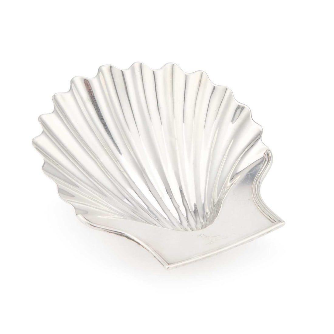A GEORGE III SILVER BUTTER SHELL: A GEORGE III SILVER BUTTER SHELL by William Plummer, London 1782, engraved with a crest and raised on three shell-form feet. 12.5cm by 13.5cm, 4.1 troy ounces
