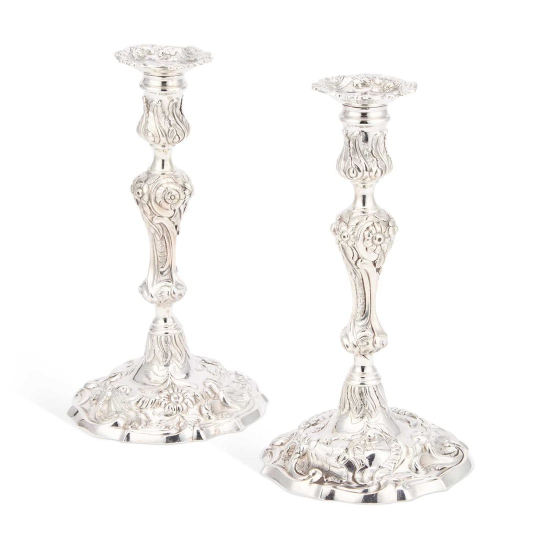 A FINE PAIR OF GEORGE III CAST SILVER CANDLESTICKS (1 of 3)