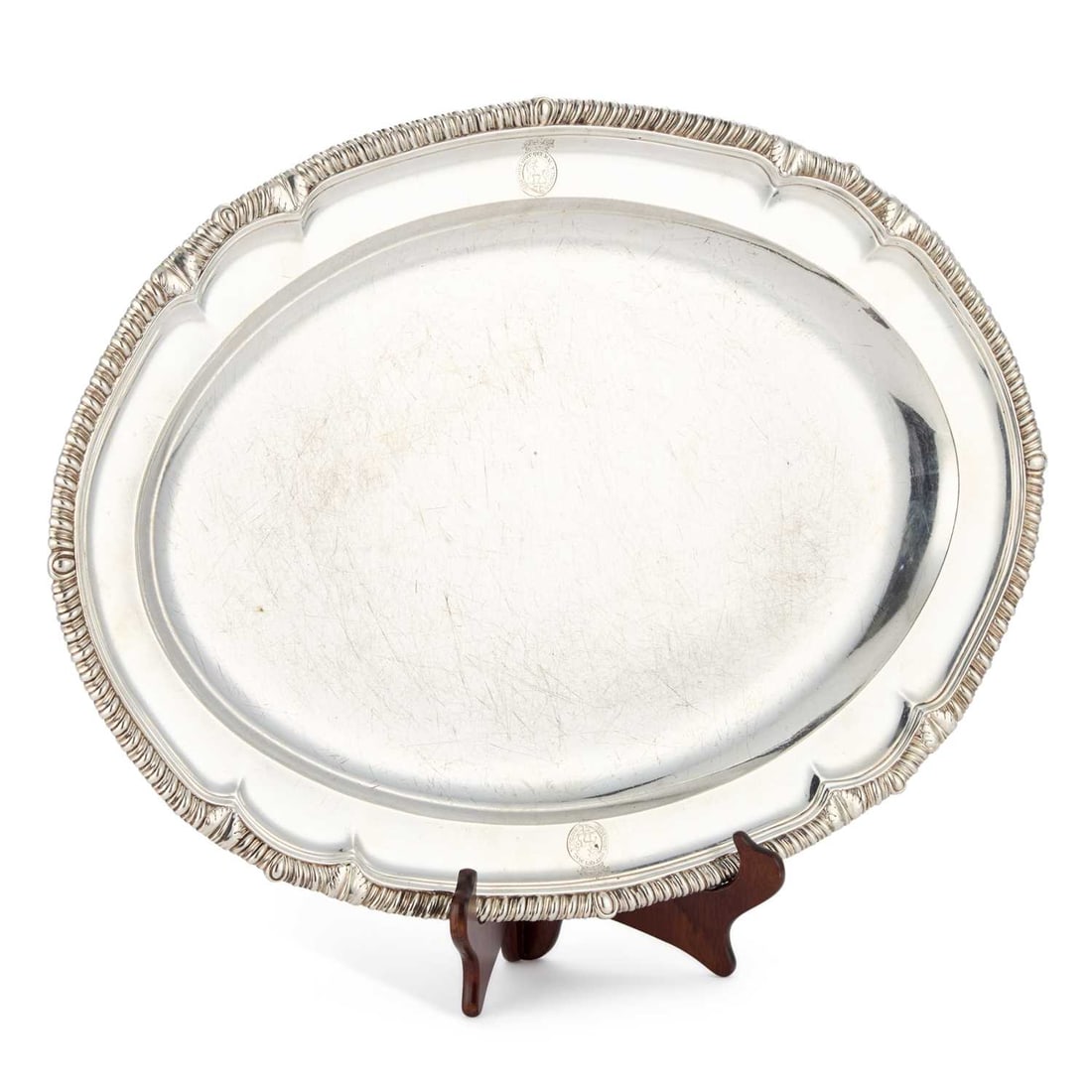A LARGE GEORGE III SILVER MEAT DISH (1 of 8)