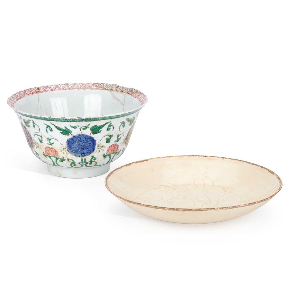 A KANGXI CHINESE FAMILLE VERTE BOWL CIRCA 1700: A KANGXI CHINESE FAMILLE VERTE BOWL CIRCA 1700 the fluted deep bowl hand painted in famille verte enamels with stylised floral scrolls, the interior with a pheasant amongst rocks; together with a Ding
