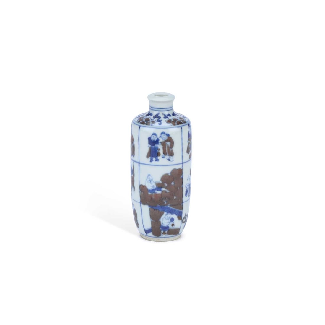 A CHINESE PORCELAIN SNUFF BOTTLE: A CHINESE PORCELAIN SNUFF BOTTLE of tapering cylindrical form, decorated in underglaze blue and iron-red with figures in panelled reserves, with an underglaze blue four-character seal mark to the base