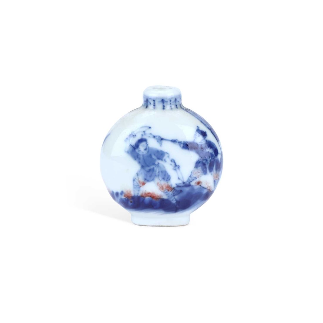 A CHINESE BLUE AND WHITE PORCELAIN SNUFF BOTTLE: A CHINESE BLUE AND WHITE PORCELAIN SNUFF BOTTLE of flattened circular form, decorated with warriors in battle scenes heightened with iron-red enamels, with an underglaze blue four-character mark to th