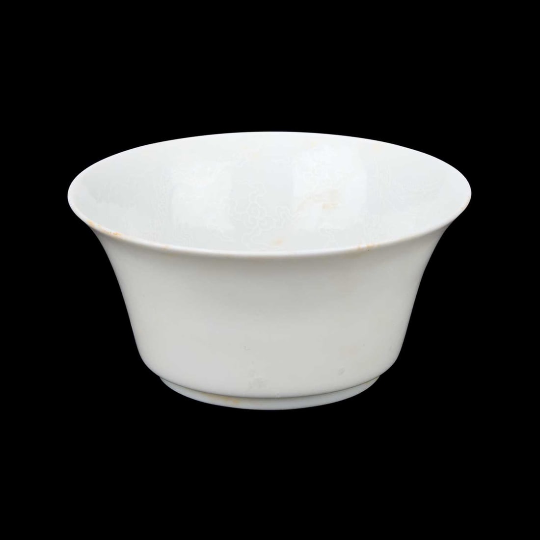 A CHINESE PORCELAIN TEA BOWL: A CHINESE PORCELAIN TEA BOWL the conical shaped bowl internally painted in anhua style, with dragons amongst clouds, underglaze blue six character Chenghua mark to the base. 4cm high, 8cm diameter