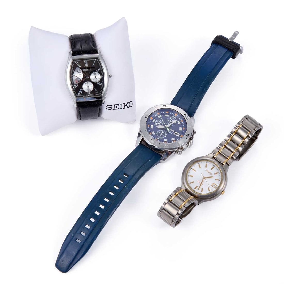 A TRIO OF GENTS SEIKO QUARTZ WATCHES: A TRIO OF GENTS SEIKO QUARTZ WATCHES comprising a strap watch with a black dial ref. 5Y66-0AF; a steel chronograph with a blue dial ref.7T92-0NS0; and Titanium bicolour bracelet watch ref. 7N42-8090.