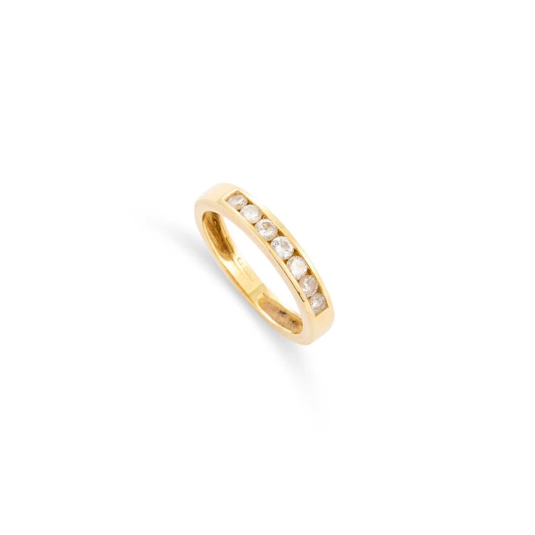 AN 18 CARAT GOLD DIAMOND BAND RING (1 of 1)