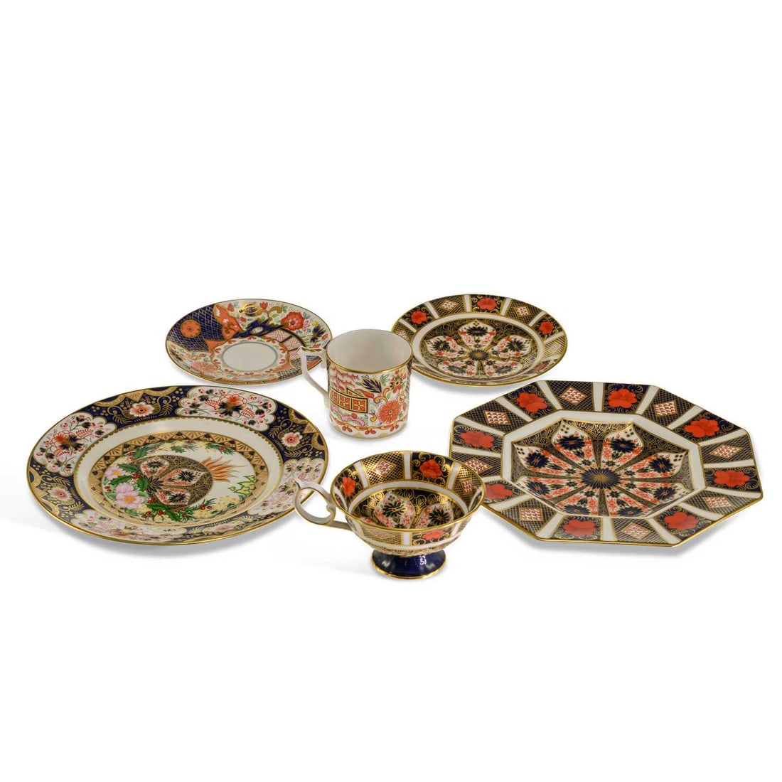 A GROUP OF ROYAL CROWN DERBY IMARI TEAWARES: A GROUP OF ROYAL CROWN DERBY IMARI TEAWARES comprising of a cup and saucer; a coffee can and saucer; and two plates. (6) Octagonal plate 22.5cm wide