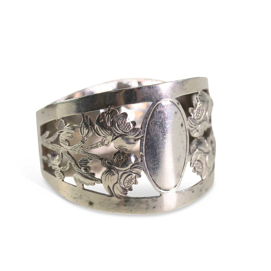 AN EDWARDIAN CASED SILVER NAPKIN RING: AN EDWARDIAN CASED SILVER NAPKIN RING by Walker & Hall, Sheffield 1909, with pierced foliate decoration vacant cartouche. 5.5cm wide