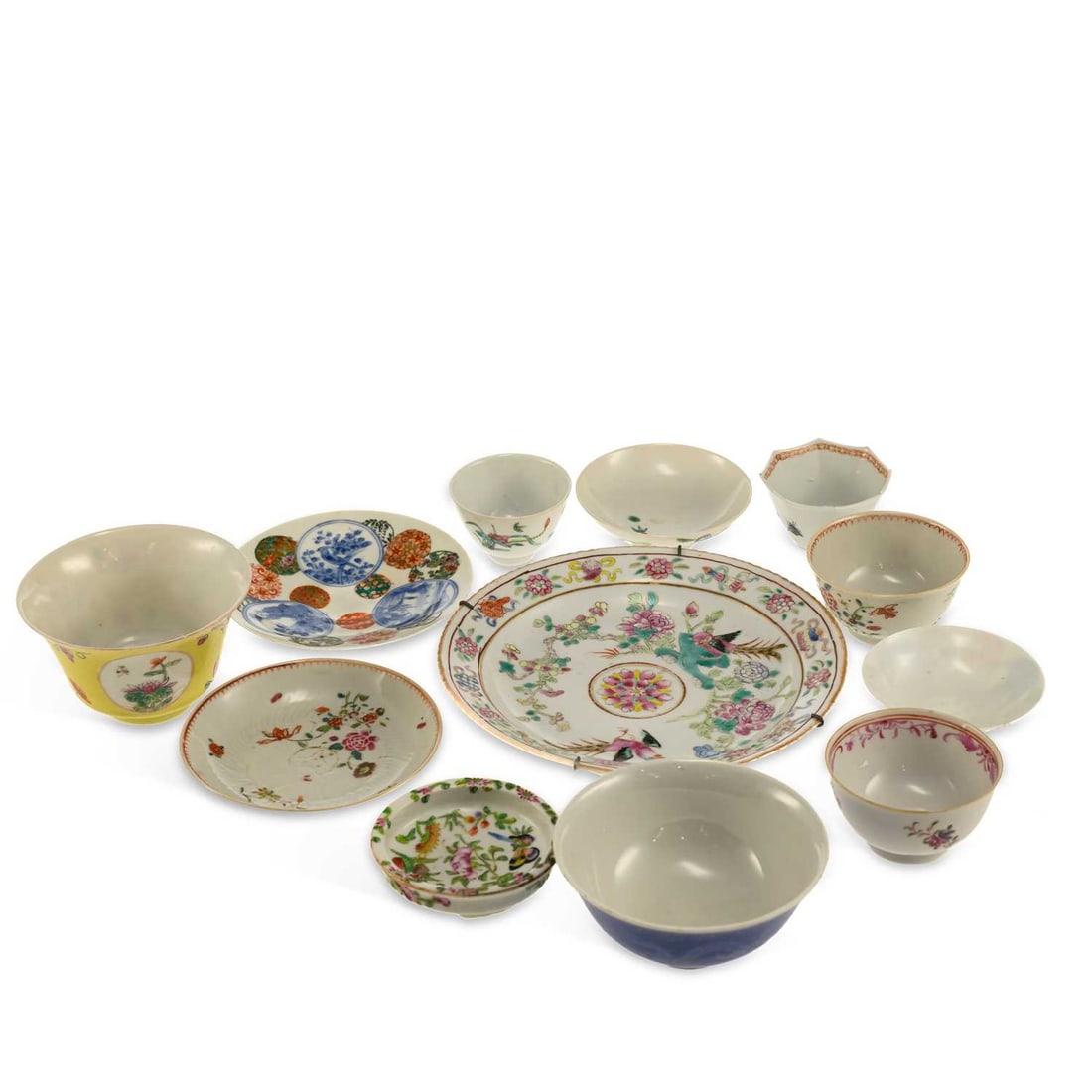 A GROUP OF CHINESE PORCELAIN QING DYNASTY: A GROUP OF CHINESE PORCELAIN QING DYNASTY including a famille rose tea bowl and saucer with foliate anhua decoration, c. 1750; a blue glazed bowl, with incised decoration of dragons chasing flaming pe