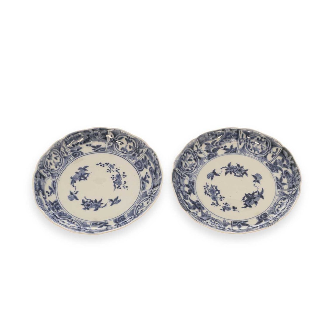 A PAIR OF JAPANESE PORCELAIN DISHES CIRCA 1700 (1 of 2)