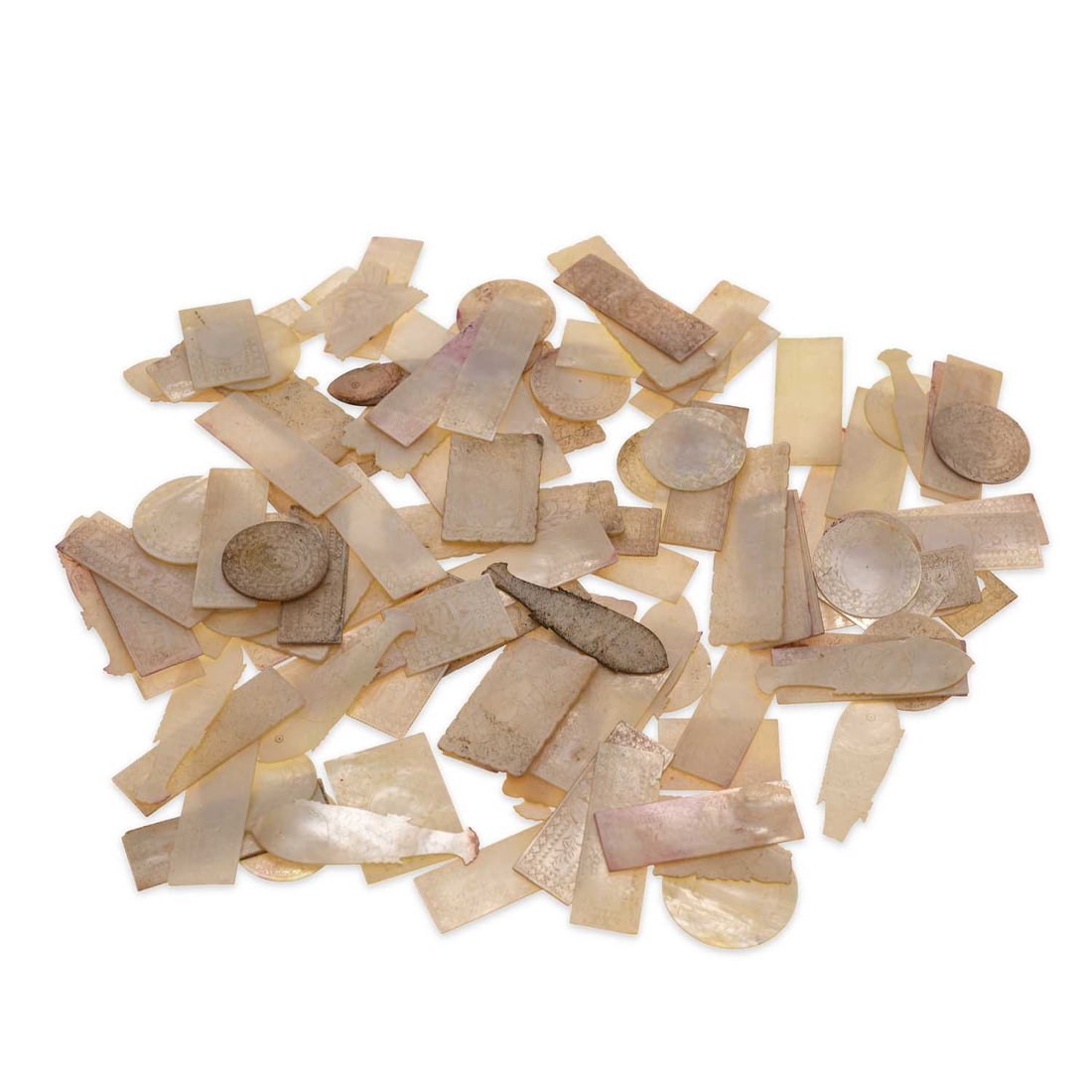 A QUANTITY OF CHINESE MOTHER-OF-PEARL COUNTERS CIRCA 1820 (1 of 2)