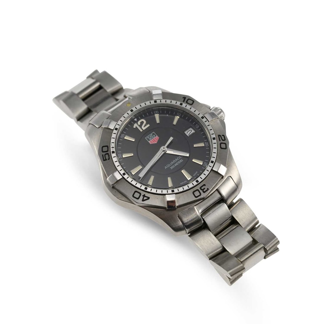 A GENTS STEEL TAG HEUER AQUARACER BRACELET WATCH: A GENTS STEEL TAG HEUER AQUARACER BRACELET WATCH the circular black dial signed TAG Heuer Aquaracer 300 Meters, luminous baton indices and hands, date aperture at the 3 o'clock position,