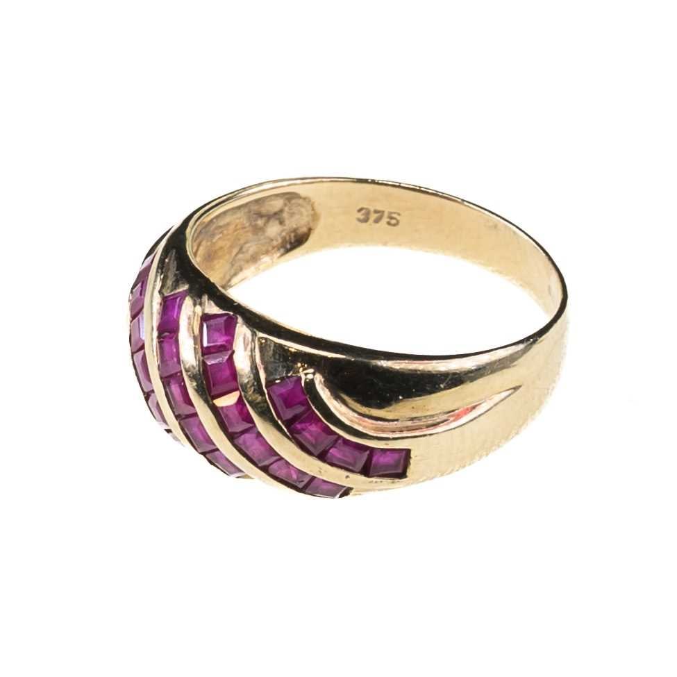 A 9 CARAT GOLD RUBY RING - 2