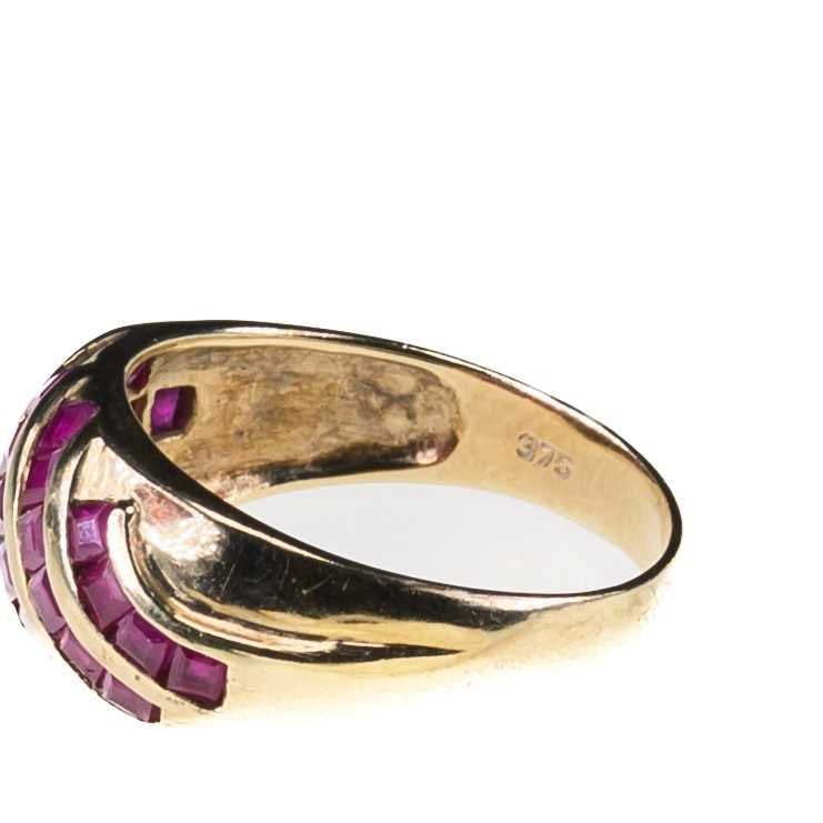A 9 CARAT GOLD RUBY RING - 3