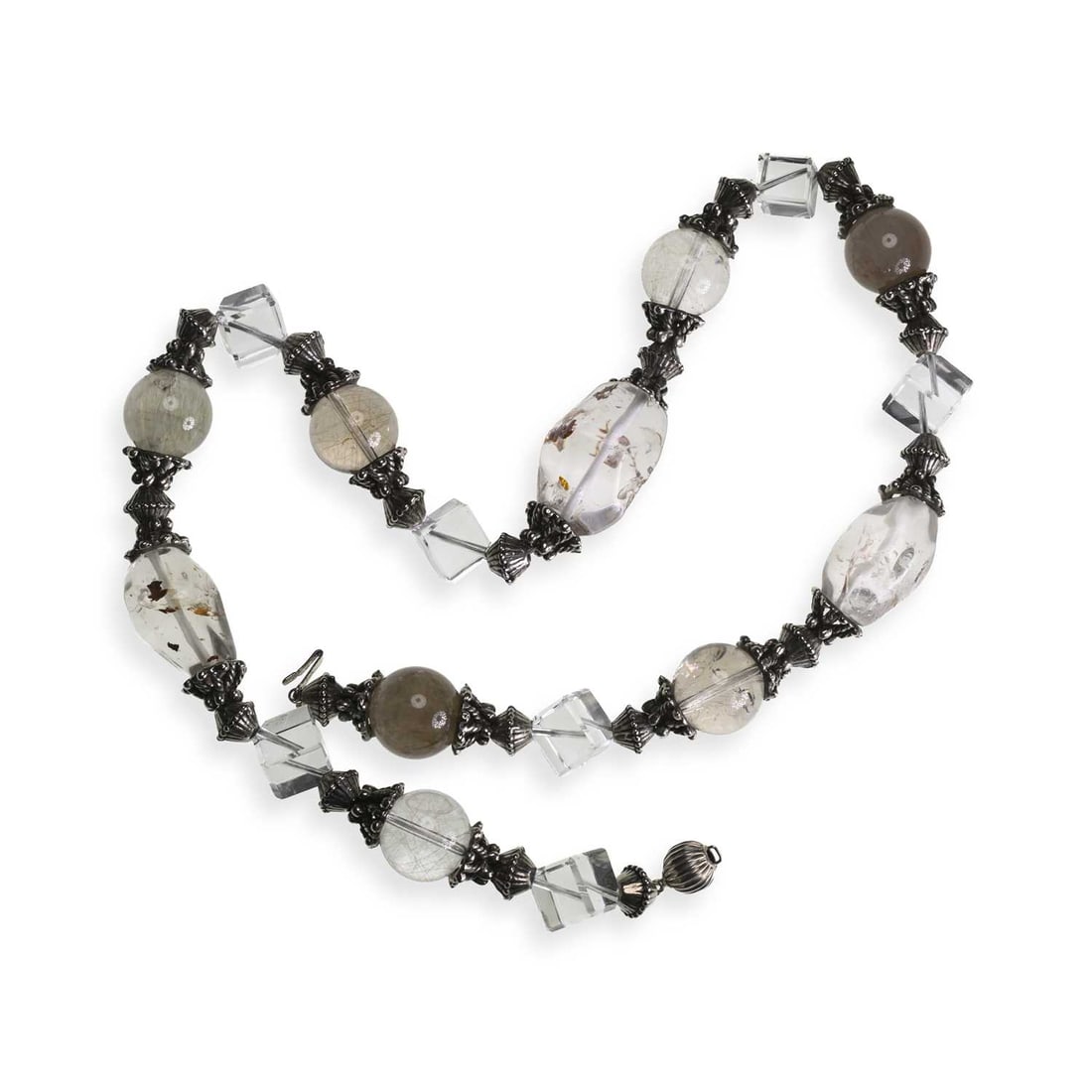 A ROCK CRYSTAL AND RUTILATED QUARTZ BEAD NECKLACE: A ROCK CRYSTAL AND RUTILATED QUARTZ BEAD NECKLACE graduated vari-cut stones spaced with silver mounts. 48cm long Good condition