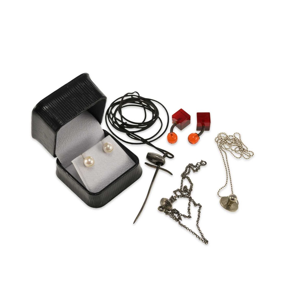 A GROUP OF JEWELLERY (1 of 1)