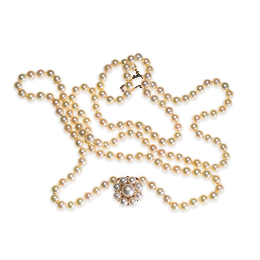 A 9 CARAT GOLD CULTURED PEARL NECKLACE: A 9 CARAT GOLD CULTURED PEARL NECKLACE two strands of uniform cultured pearls knotted to a pearl cluster clasp, hallmarked London 1984. Length 47cm, pearls 5.5-6mm, 46 grams Slightly uneven texture to